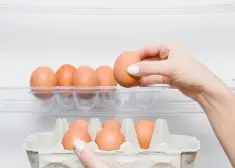 Ledusskapī vai uz galda? Izrādās, ka lielākā daļa cilvēku olas uzglabā nepareizi