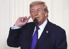 Tramps draud izstāties no NATO un izsmej britus: "Jūs esat pārāk veci!"